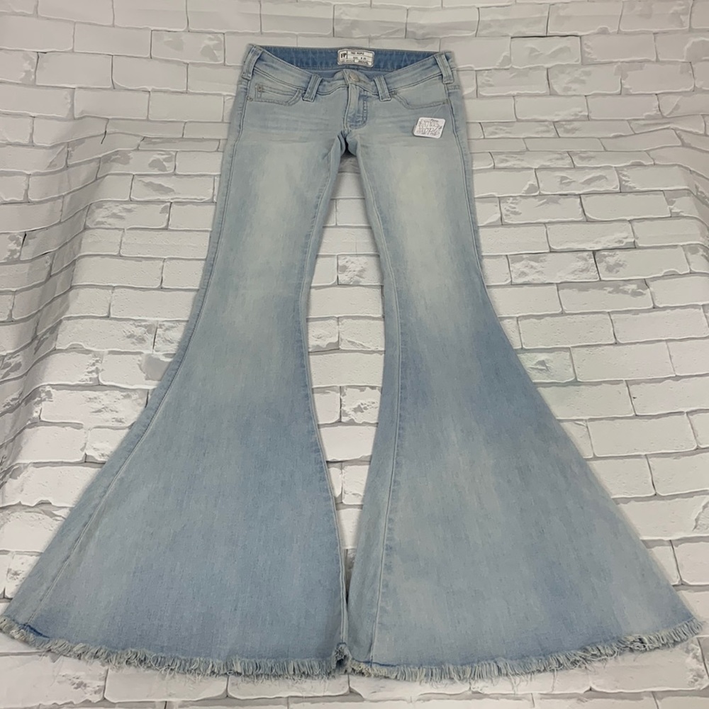 Free People Flare Bell Bottom Jeans. Size 25.New. NWT. light wash denim.Raw hem